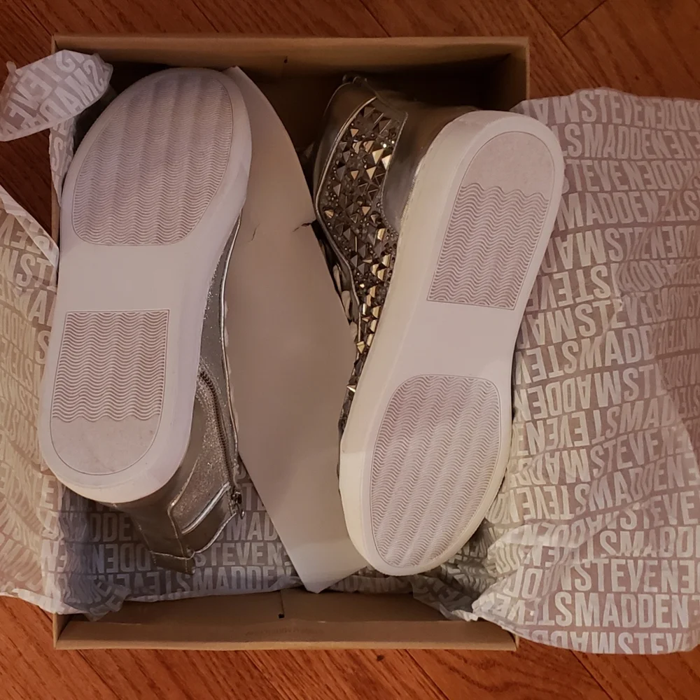 Sneakers - Picture 6 of 6